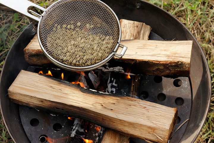 【焙煎から注ぎ方まで】コーヒーのプロが教える！キャンプで絶品コーヒーを淹れるコツ