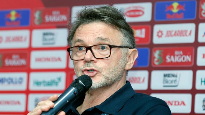 月給750万円のトルシエ監督、ベトナム代表が契約解除…屈辱敗戦でファンに謝罪