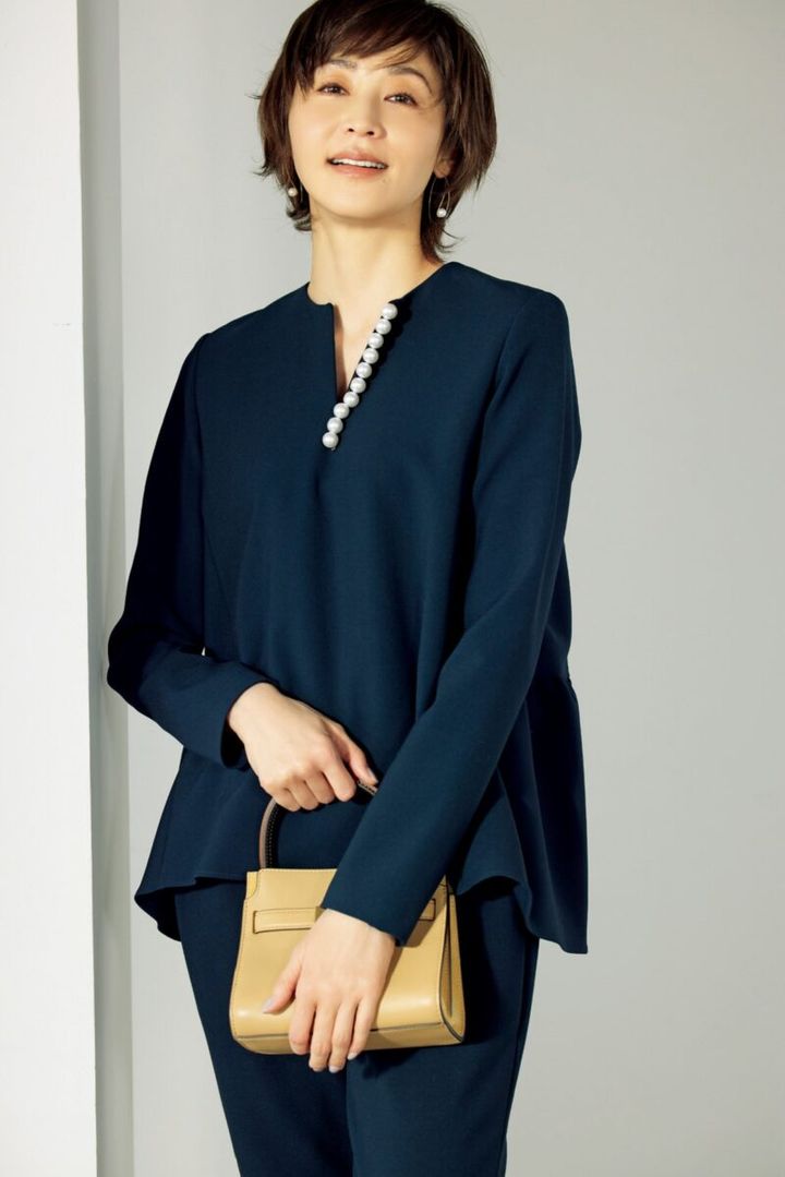 イエベに似合うネイビーファッション ヨーコチャンのブラウス