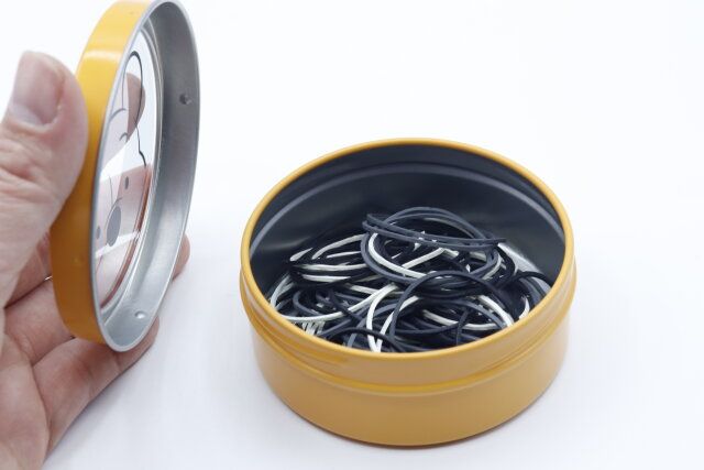 ダイソーのマグネットケース、丸（くまのプーさん）に小物を収納