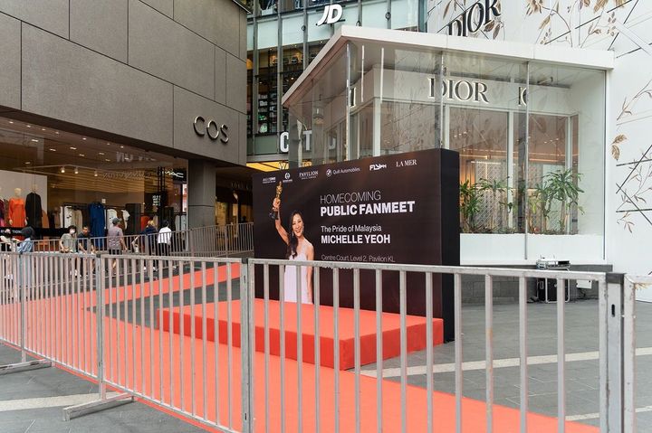 ミショル・ヨーのアカデミー賞受賞を知らせるマレーシアのパネル、2023年