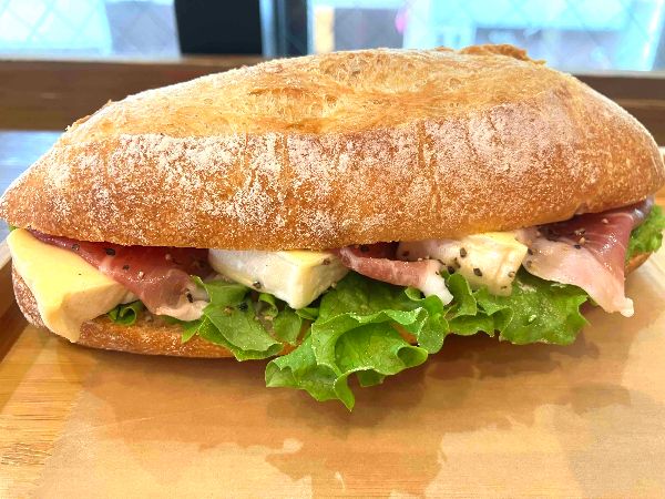 生ハムカマンベールサンド