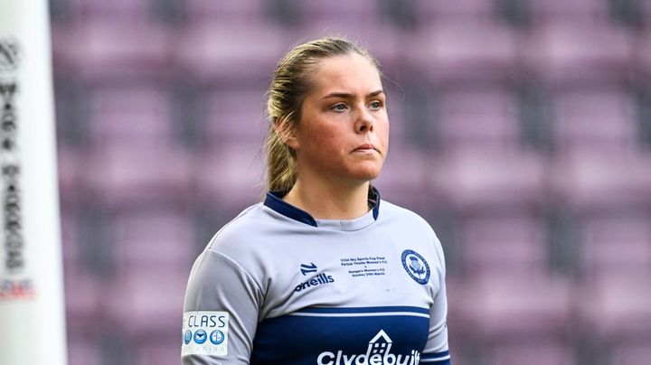 17歳女子GKのミスを馬鹿にした悪童バートン、大炎上…キックボクシング元世界王者の父も“いじめ”と激怒！