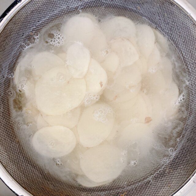 新じゃがいもと豚ひき肉のグラタン レシピ にんにく、たまねぎ、じゃがいもを切る