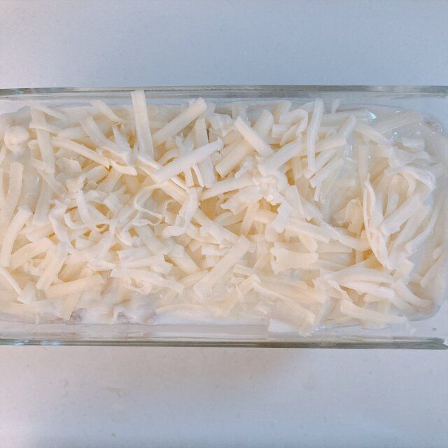 新じゃがいもと豚ひき肉のグラタン レシピ 耐熱皿に重ねて入れる