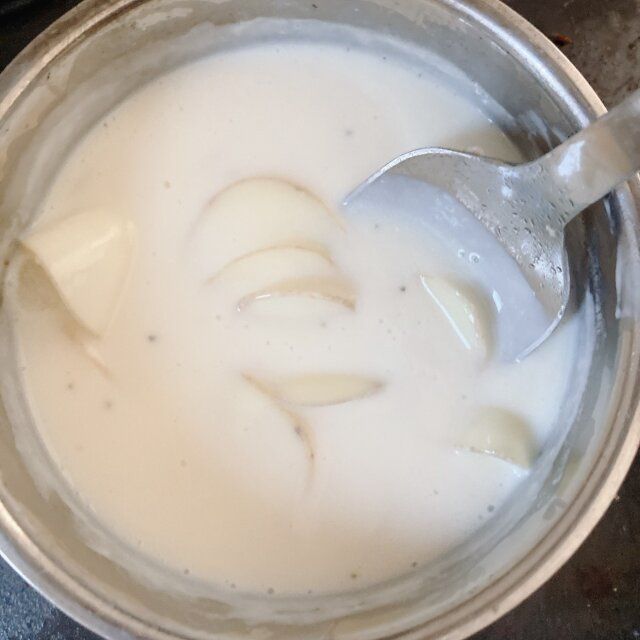 新じゃがいもと豚ひき肉のグラタン レシピ 牛乳に片栗粉を入れてじゃがいもを煮る