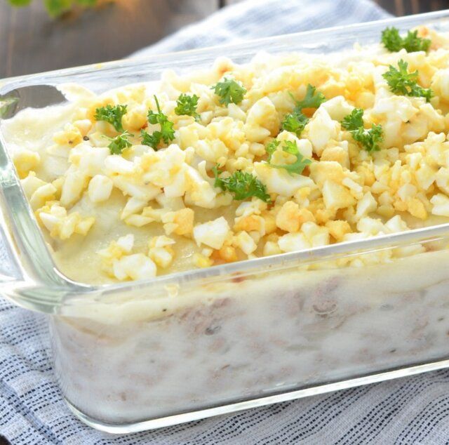 新じゃがいもと豚ひき肉のグラタン レシピ トースターで焼いてゆで卵とパセリを散らす