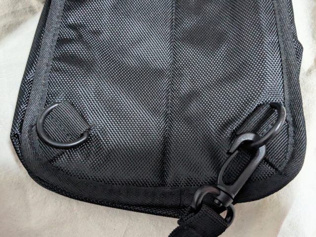 ストラップ接続部