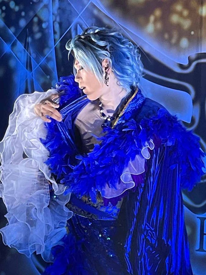 現代風な華やかな衣装で踊る役者も