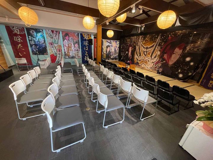 手が届きそうな距離まで役者がやってくることも