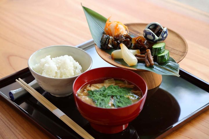 味噌汁、ご飯、漬物のセット、汁飯香