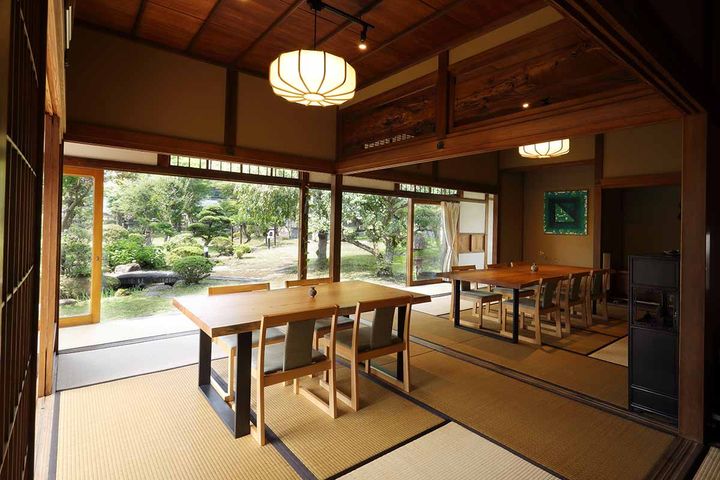 日本庭園を望む店内