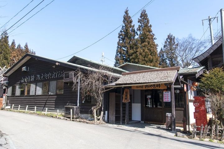 村内各所から北アルプスを望む小川村にある「小川の庄 おやき村」。赤いポストも現役