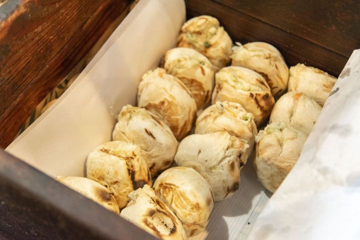 薄皮に具がたっぷり。あずき、野沢菜各300円、うの花(季節限定)350円