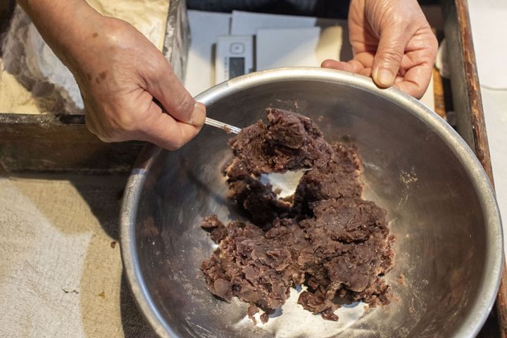あずきも同様に包んでいく。粒あんも手作りで甘さ控えめ