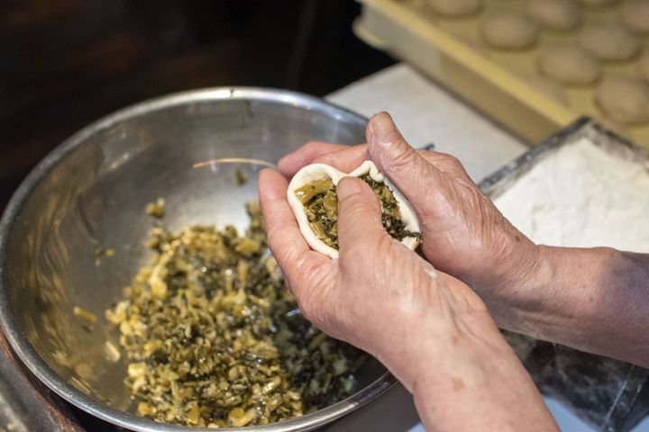 具があふれてしまいそうで、包むのはなかなか難しい！