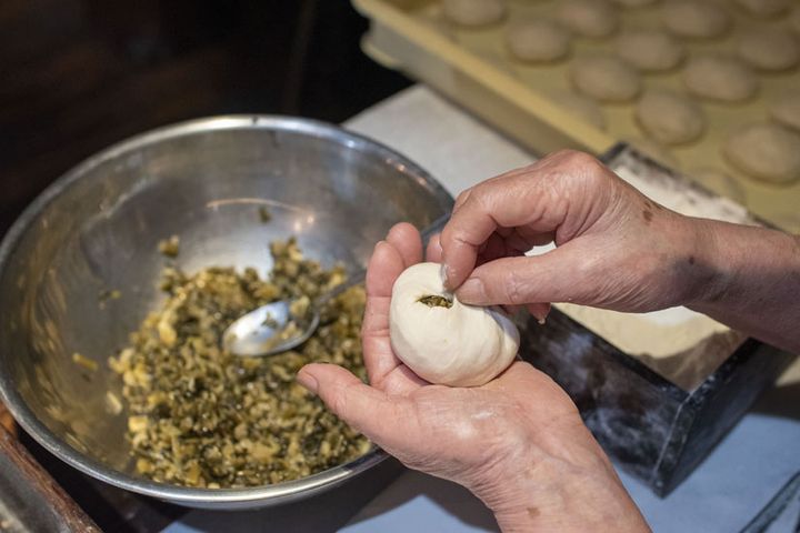 指で生地をつまんで持ち上げ、口を閉じます。ここだけ薄くならないように