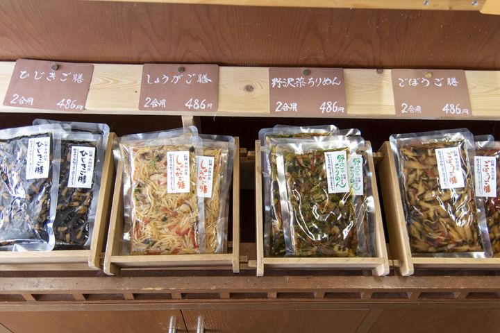 混ぜごはんの素と炊き込みごはんの具は10種類ほど。各486円