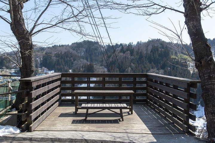 外には気持ちのいいテラス風の席も用意