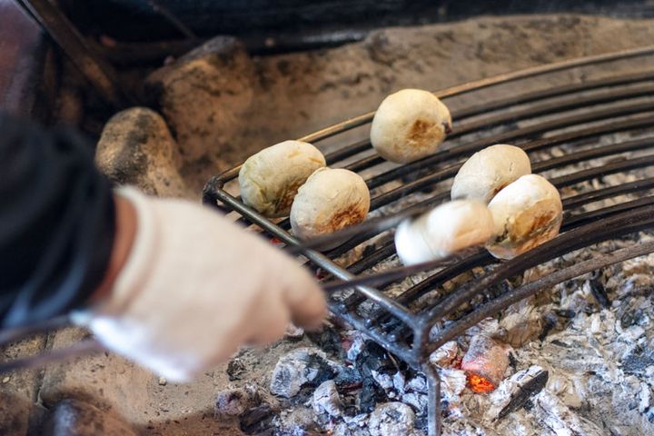渡しの上で焼いていきます。囲炉裏は冬でもかなりの暑さ