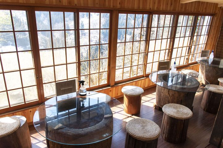 山の風景を望む窓際の席も爽快