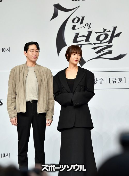 オム・ギジュン（左）とファン・ジョンウム