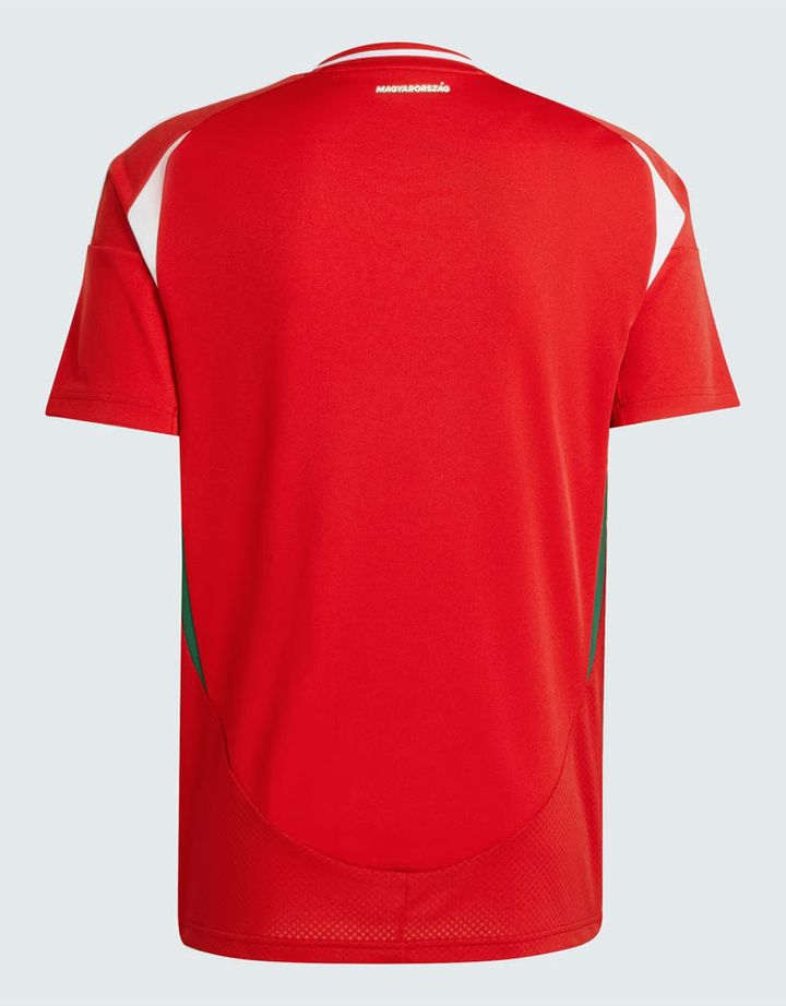 ハンガリー代表、EURO2024に向けた新ユニフォームを発表！胸は今回も「ダブル・エンブレム」を継続