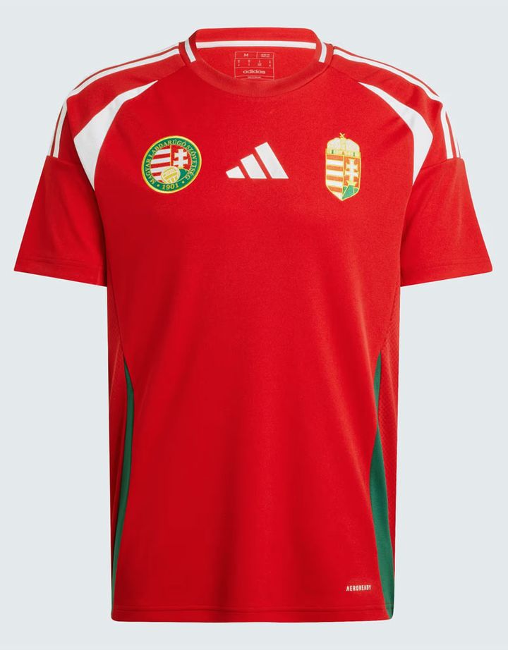 ハンガリー代表、EURO2024に向けた新ユニフォームを発表！胸は今回も「ダブル・エンブレム」を継続