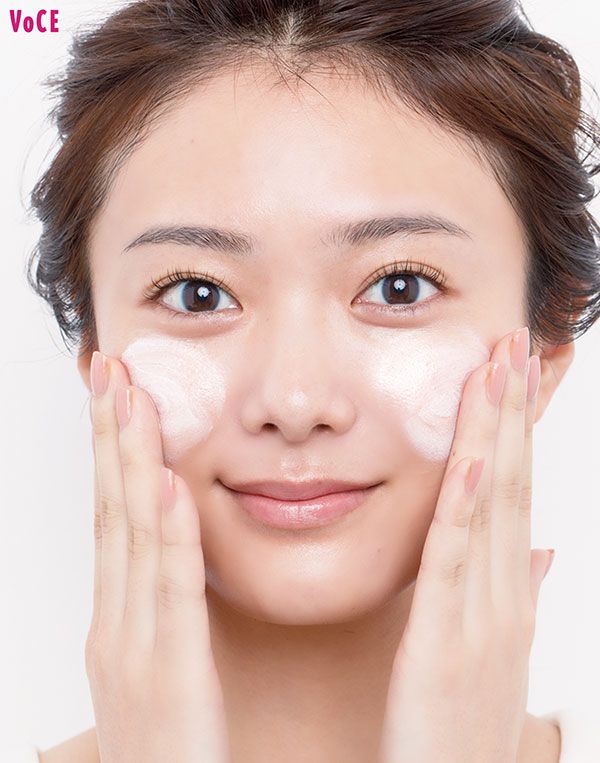 ツヤ強めの下地を手でたっぷり全顔に／田村保乃さん