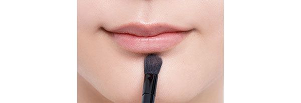 唇の下にもアイシャドウをひとはけ