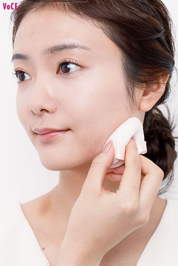 マットパウダーでヨレ・テカゾーン＋顔のフチを押さえる／田村保乃さん