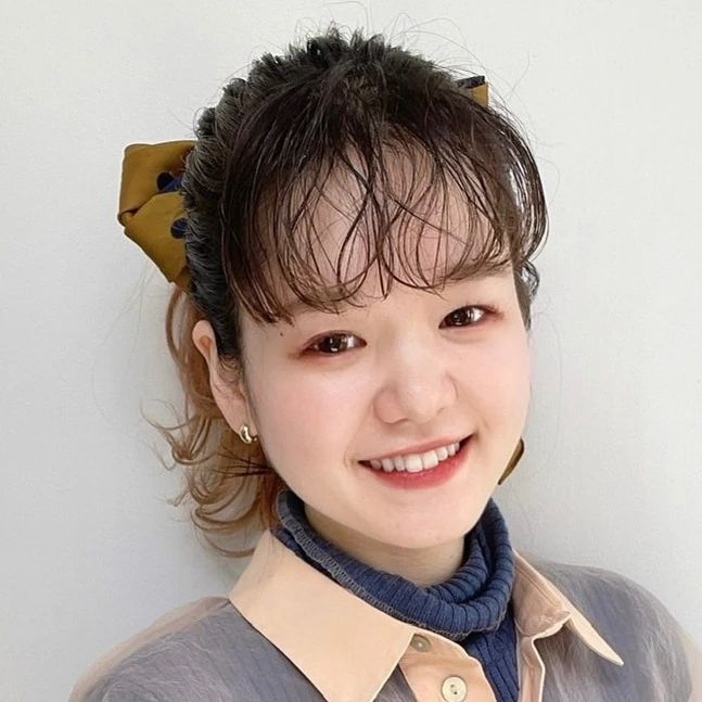 【大人の美髪カラー】艶ブラウンとゆる巻きで仕上げる、おしゃれ可愛いセミロングヘア_4