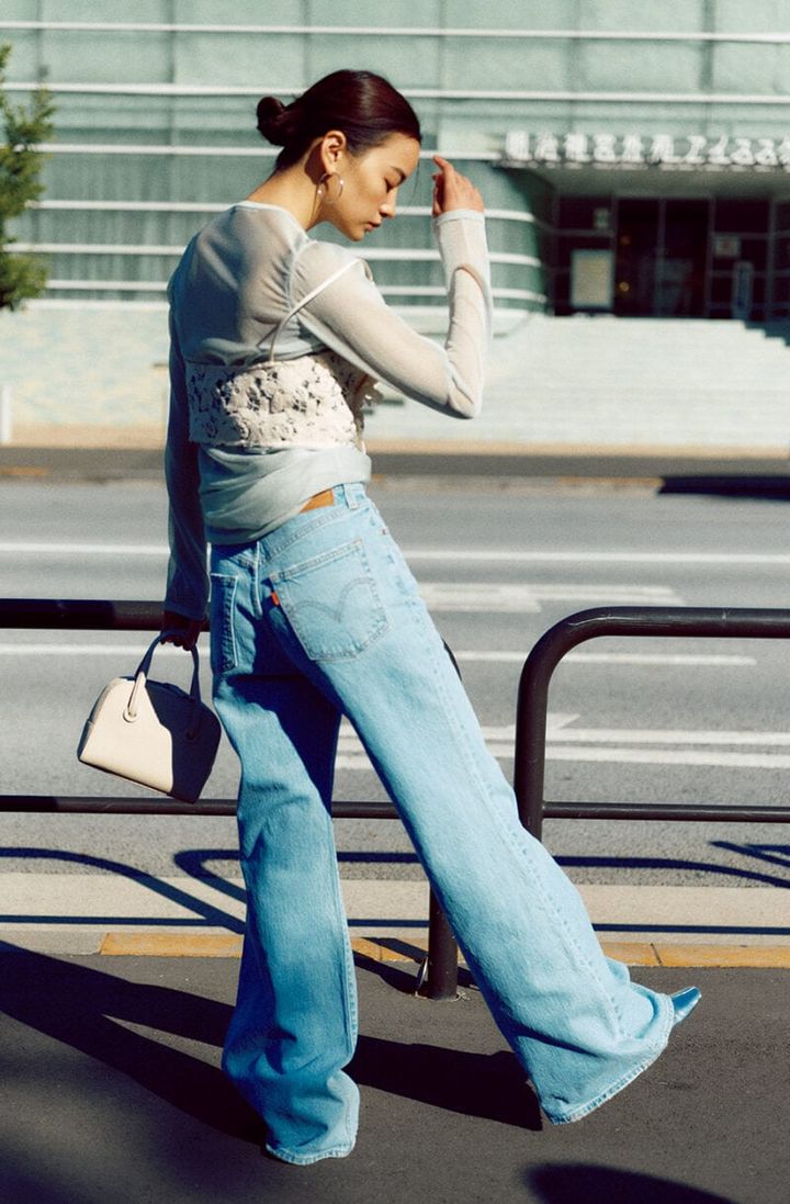 裾フレアのワイドシルエットデニム