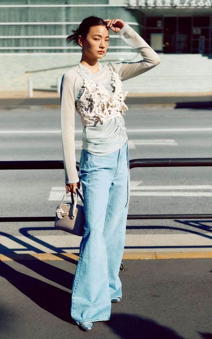 裾フレアのワイドシルエットデニム