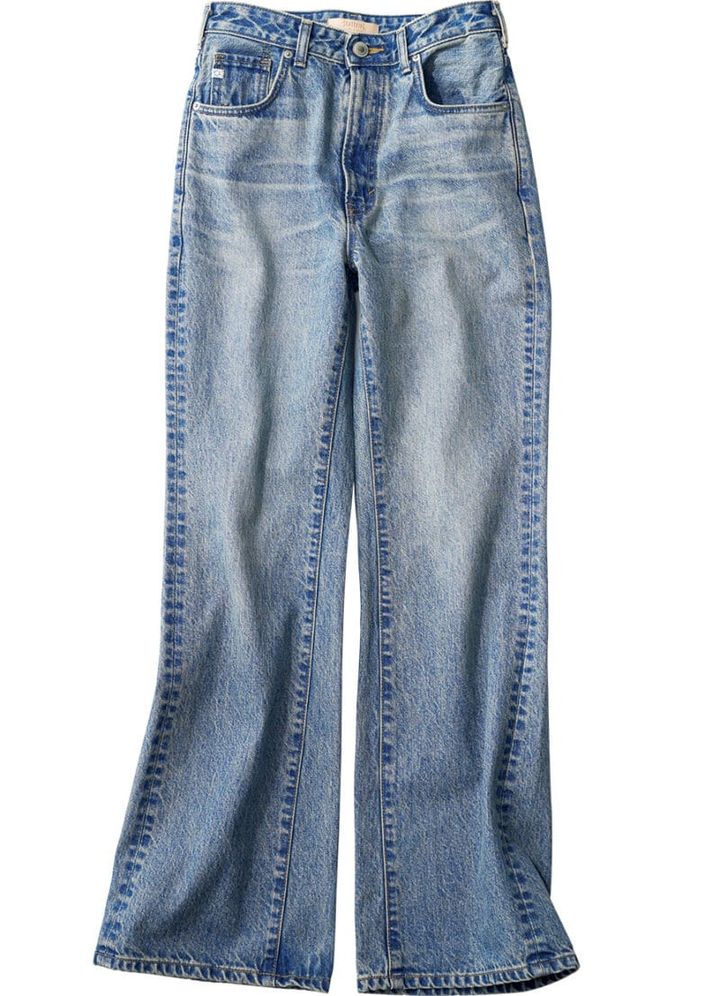 裾フレアのワイドシルエットデニム