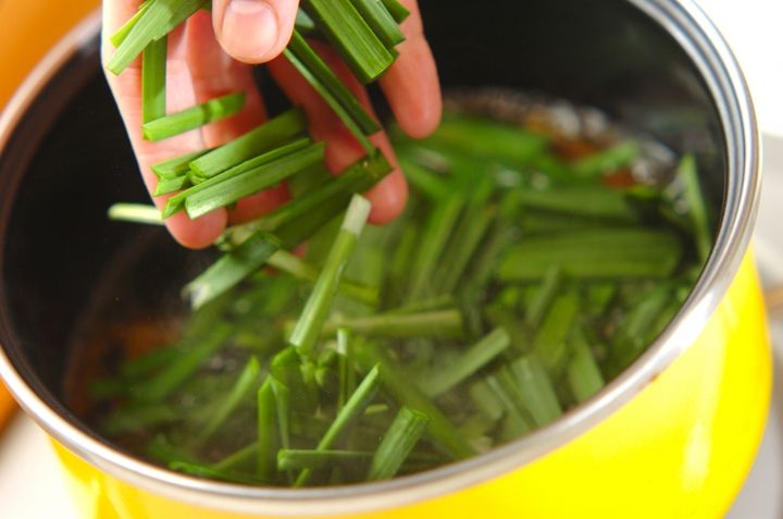 ニラとニンジンのみそ汁の作り方1