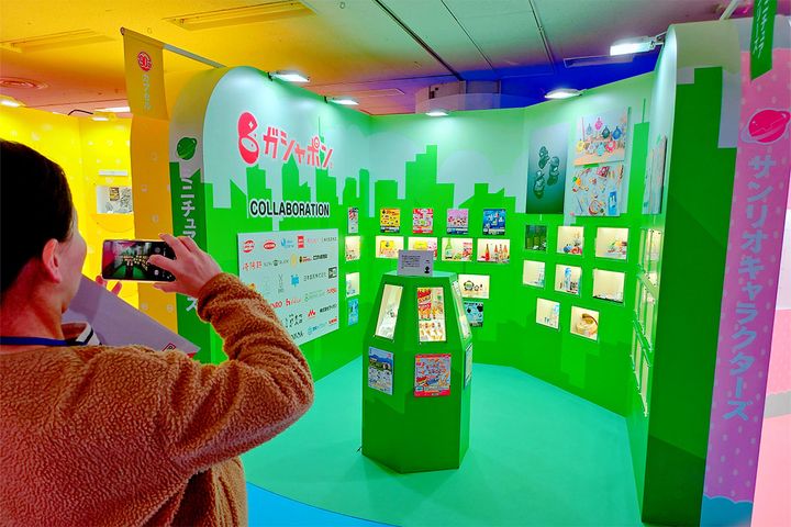 「ガシャポンEXPO 2024」の会場に展示された「企業コラボもの」の商品を展示するブース