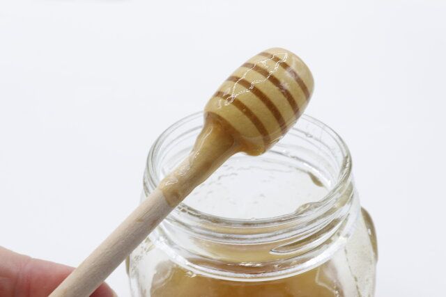 セリアのプーさん 木製はちみつディッパーを使う様子