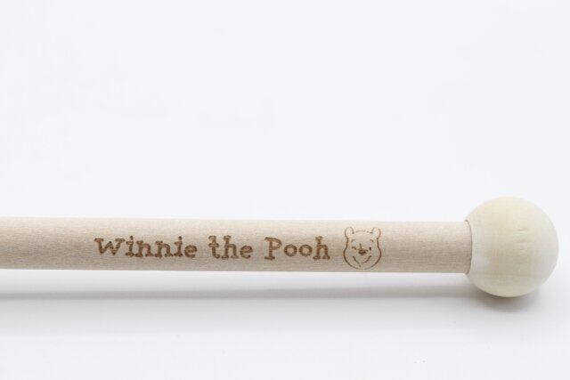 セリアのプーさん 木製はちみつディッパーのデザイン