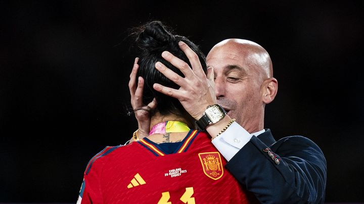 女子選手に無理矢理キスのスペイン元会長、「懲役2年半を求刑」される…サウジ関連で汚職の疑いも