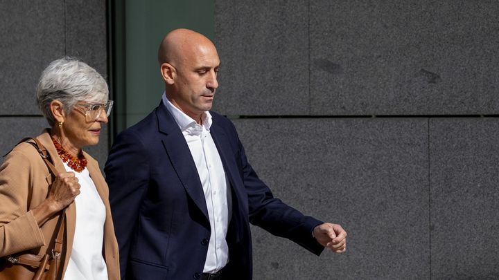 女子選手に無理矢理キスのスペイン元会長、「懲役2年半を求刑」される…サウジ関連で汚職の疑いも