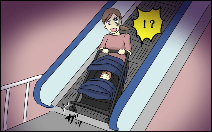 ベビーカーがスロープの降り口に引っかかっている…!?