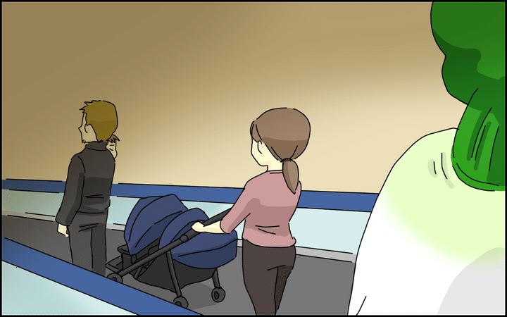 大きなベビーカーを押すお母さんと、子どもを抱いたお父さんが乗っていました