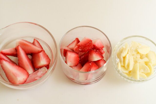 いちごとホワイトチョコの紅茶マフィン レシピ いちごとホワイトチョコを切る