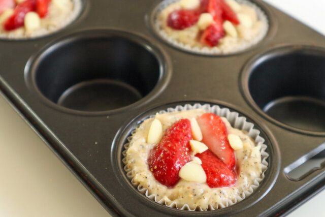 いちごとホワイトチョコの紅茶マフィン レシピ いちごとホワイトチョコをのせてオーブンで焼く
