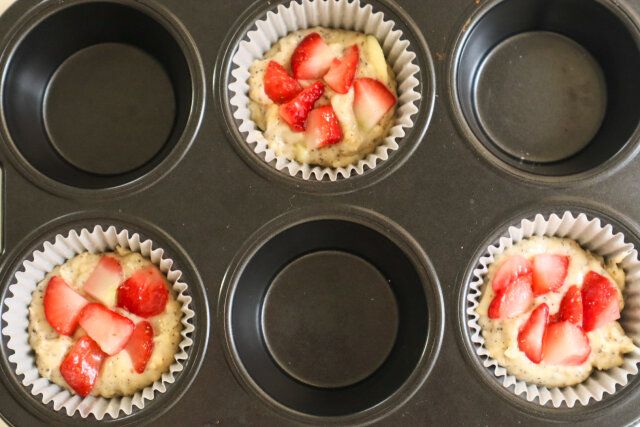 いちごとホワイトチョコの紅茶マフィン レシピ マフィン型に生地を入れいちごをのせる