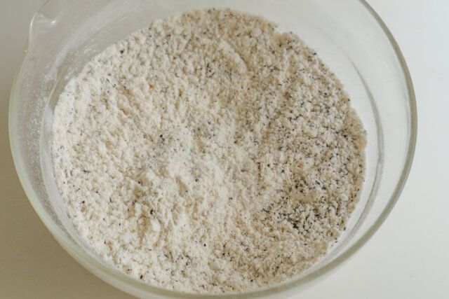 いちごとホワイトチョコの紅茶マフィン レシピ 粉類を混ぜる