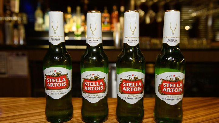 イングランド代表戦で「1300円のビール」店の映像が話題に…380円のロング缶をそのまま注ぐ