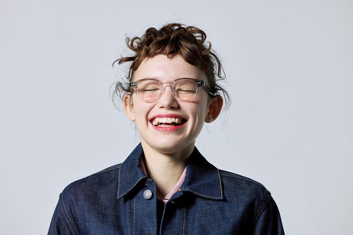 一瞬で垢抜ける！1本もっていると超便利なクリアメガネと着こなし