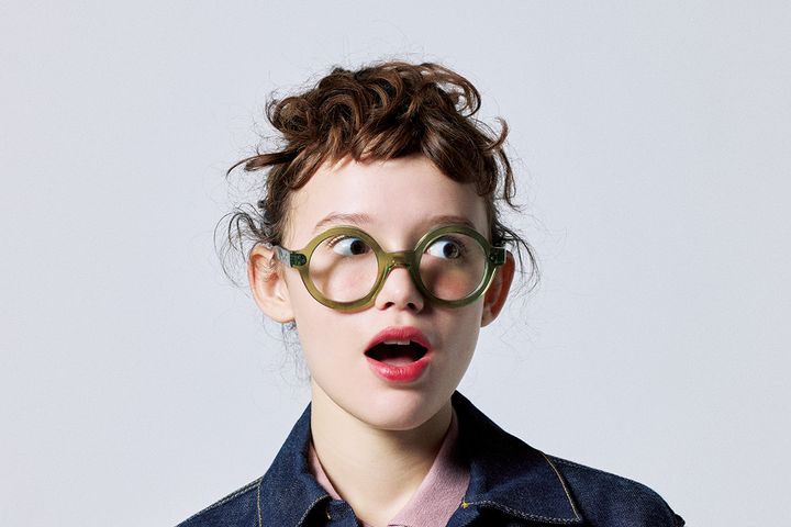 一瞬で垢抜ける！1本もっていると超便利なクリアメガネと着こなし